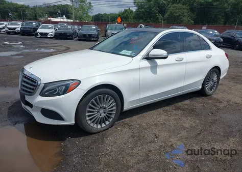 2015 Mercedes-Benz C 300 4Matic/Luxury 4Matic/Sport 4Matic z USA, uszkodzony, nr VIN 55SWF4KB1FU031801